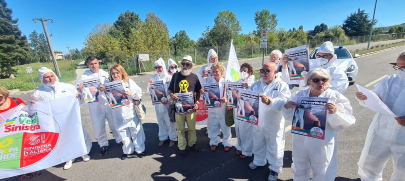 Un flash mob davanti alla centrale di Trino